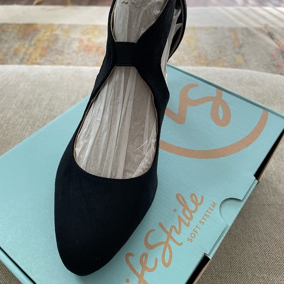 ⭐️Brand New⭐️ Never worn black suede shoe size 8.5 with 2.5” patent leather heel - Picture 2 of 10